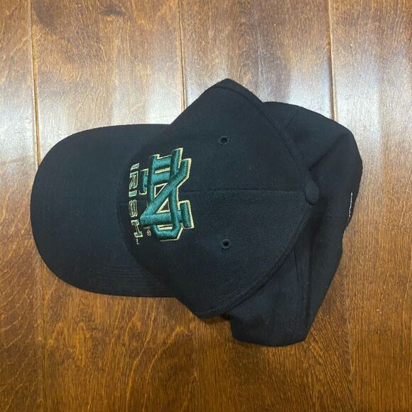Lids Zephyr Notre Dame NCAA Embroidered Fitted Cap Black Green Men's 7 3/8 - Picture 4 of 7